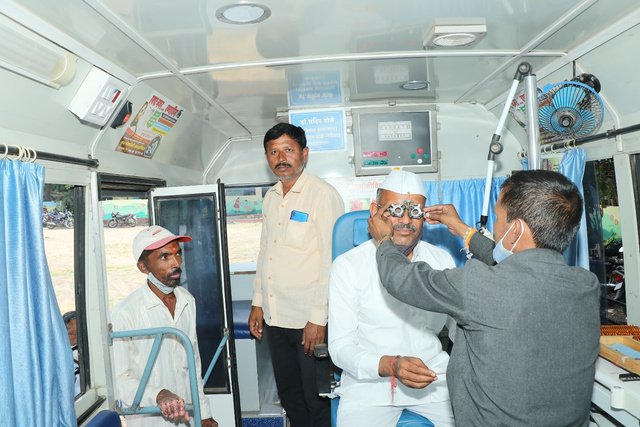 Mobile eye clinic